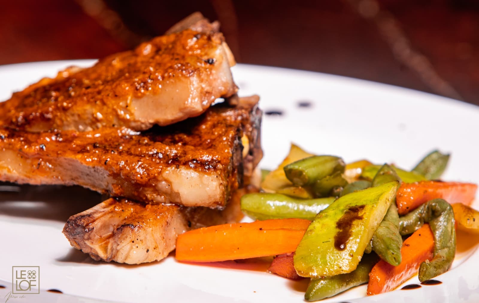 Un cocktail coloré servi au bar